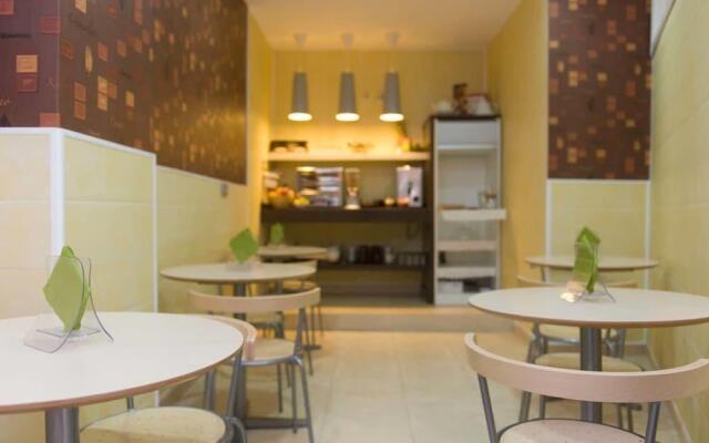 Hospederia Almundo by Alexandra Realty