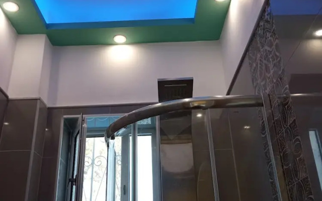 Agios Georgios - 2 Beds - Sleeps 5 - Free Parking