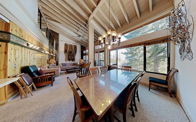 Slopeside Four Bedroom Homes at 1849 Condos - Free Wifi and Parking! by RedAwning
