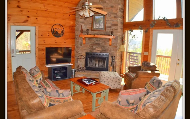 Autumn Mist - 3 Br cabin by RedAwning