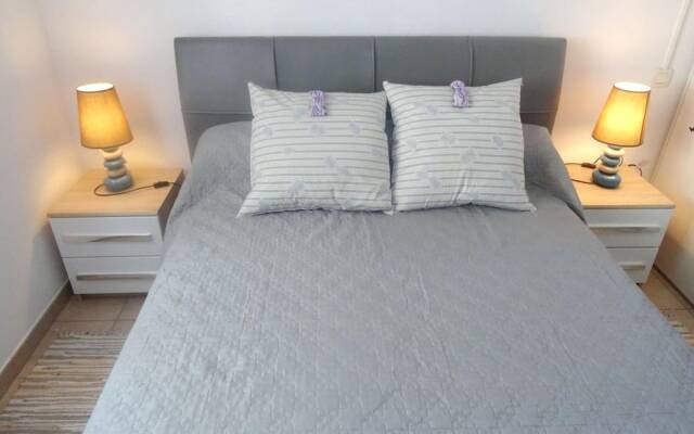 Apartment With 2 Bedrooms in Villeneuve-lès-avignon, With Pool Access,