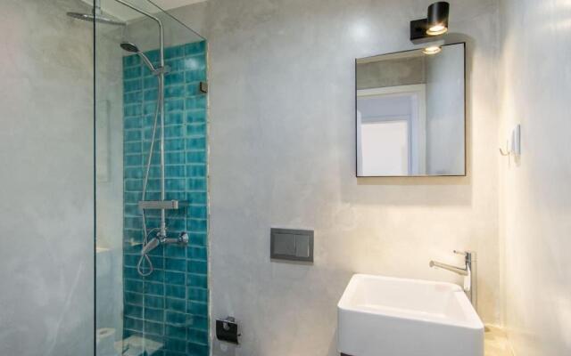 Lovelystay - Turquoise River View I