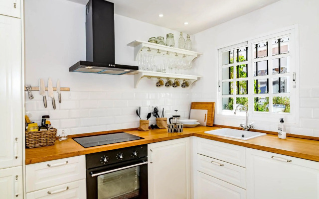 AP165 - Contemporary Scandinavian Style Apartment