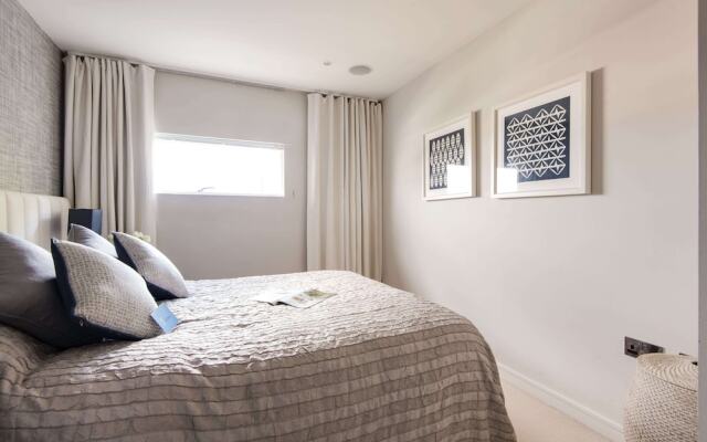 Bright Chelsea Grosvenor Waterside Apartment