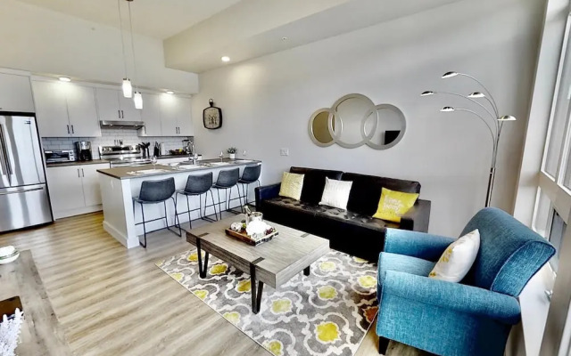 Brand New, Top Floor Condo Downtown