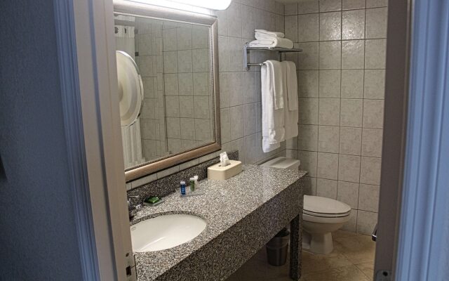 Radisson Suite Hotel Oceanfront