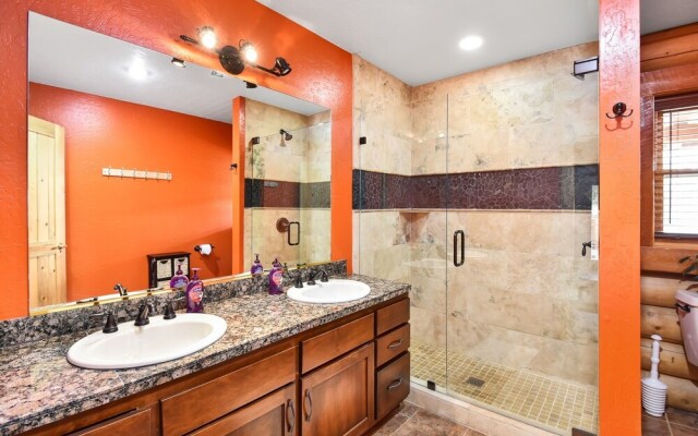 FlagRanch - 4 Br cabin by RedAwning