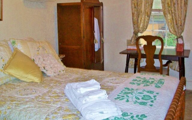 Elkhorn Inn & Theatre