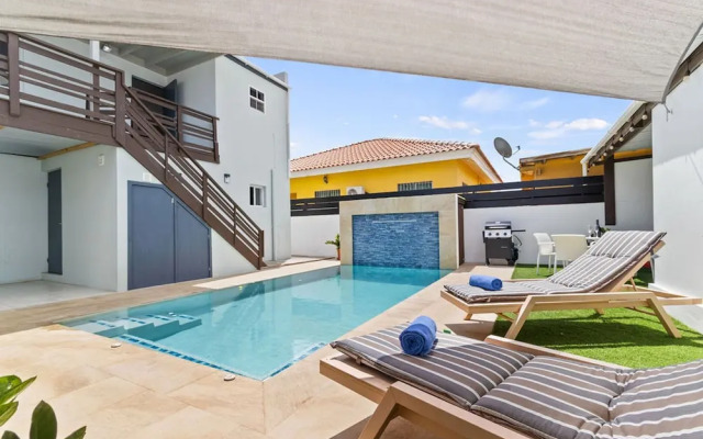 Brand NEW Central Modern Ground Studio With Pool