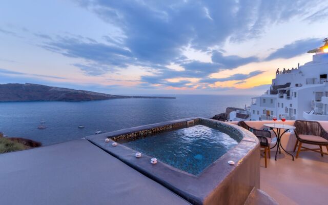 Oia Angle Cavehouse