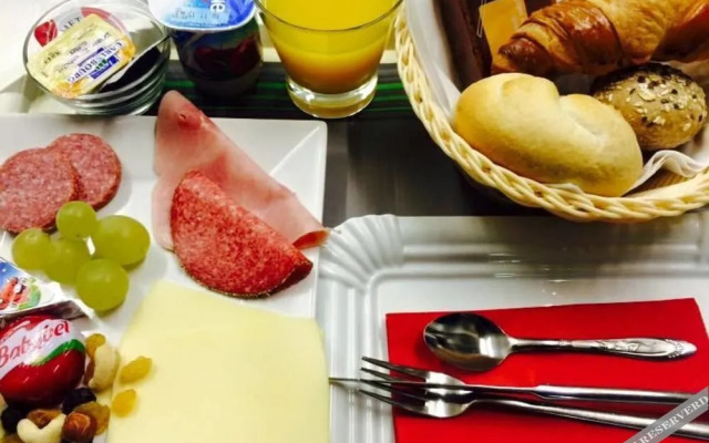 Axis Hotel 4*
