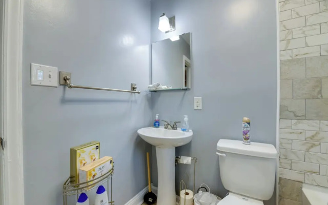 Renovated Charlotte Bungalow - 3 Mi to Downtown!
