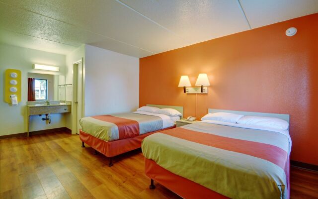 Motel 6 Chicopee, MA - Springfield