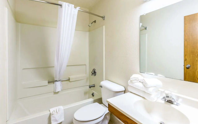 Econo Lodge Inn & Suites Auburn