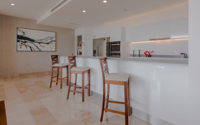 Luxury Penthouse with Hot Tub & Rooftop