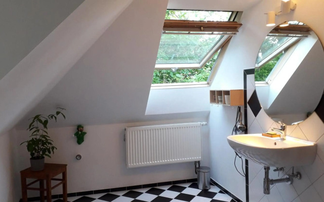 Zentrumsnahe Dachwohnung in grüner Oase