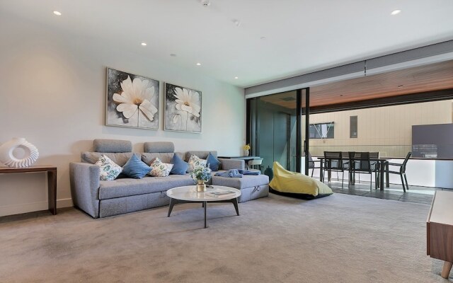 QV Modern Waterfront Apartment - 857