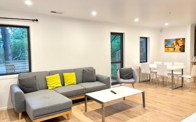 NO PARTY ALLOWED, Entire Brand New 3 bedroom townhouse, free unlimited fibre wifi and free parking – Guest Rooms – Wellington