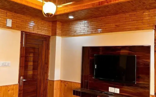 Wood Crista Retreat by Park Tree