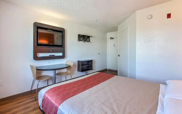 Motel 6 Gilroy, CA