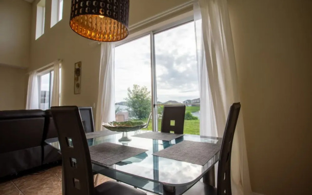 Cheerful 5 bed - 4 Bath Spacious Home