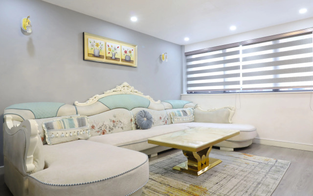 Queen Stay Apartments