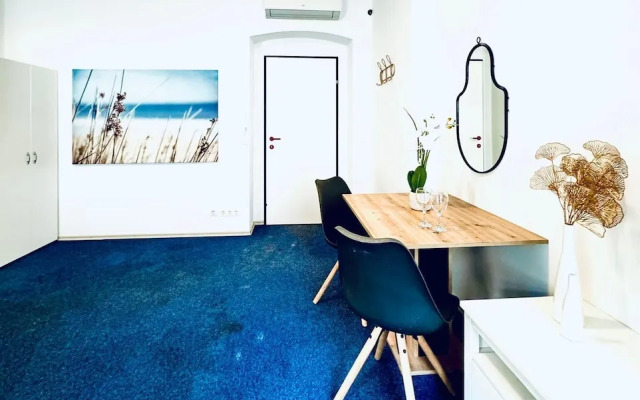 Spacious 7BR Apartment Prime Location