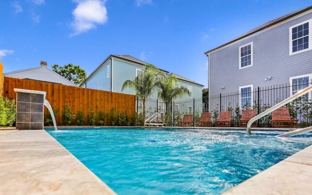 Modern 3BR Condo With Pool