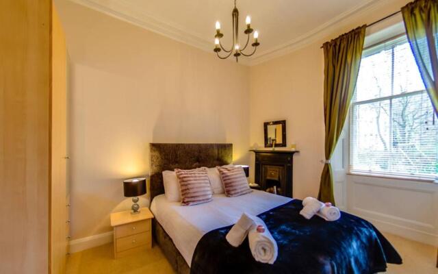 Spacious 3BR Apt moments from the Meadows & Old Town