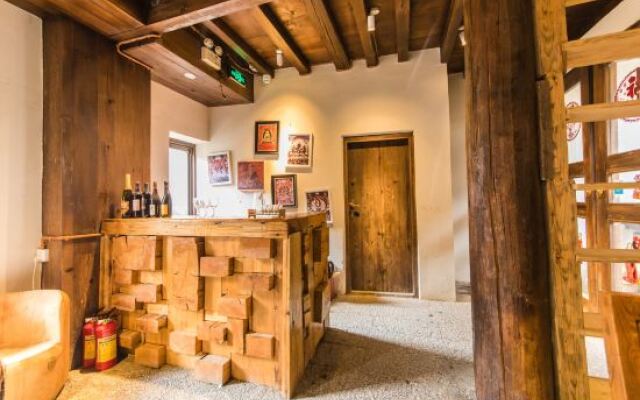 Black and White Tibetan Culture Boutique Inn