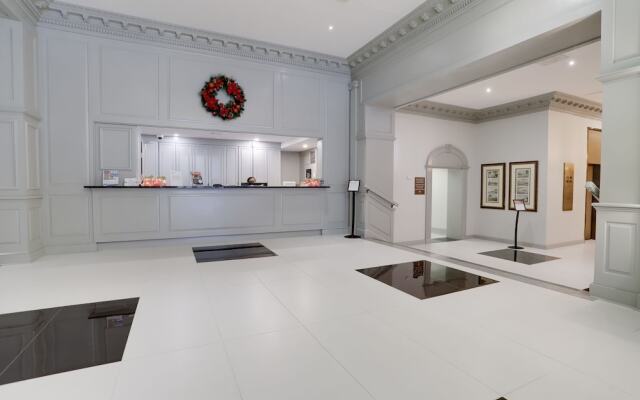 Charming Elegance Crystal City Apartment