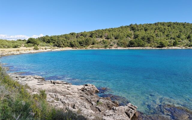 Stunning 2-bed House in Jezera With Sea Views
