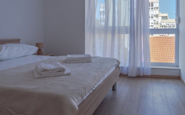Spacious apt few min Walk to old Town and Beach
