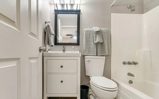 Pet-friendly Raleigh Townhome Near Medical Centers