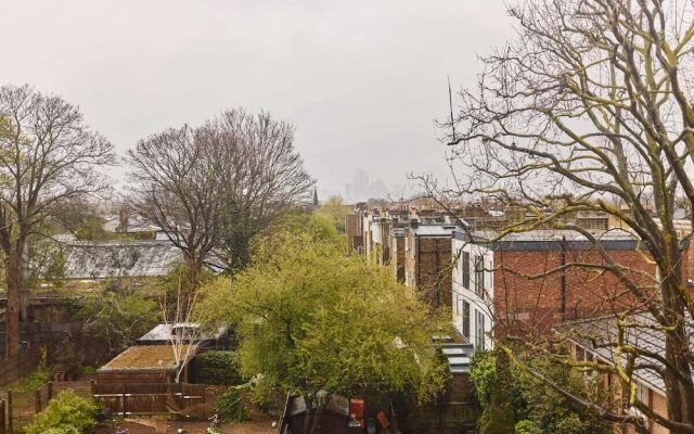 The Peckham Hideaway - Bright 3bdr Flat