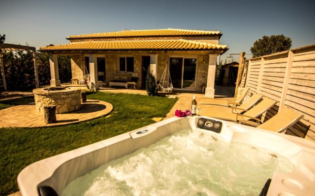 Villa Estia - private jacuzzi next to the beach