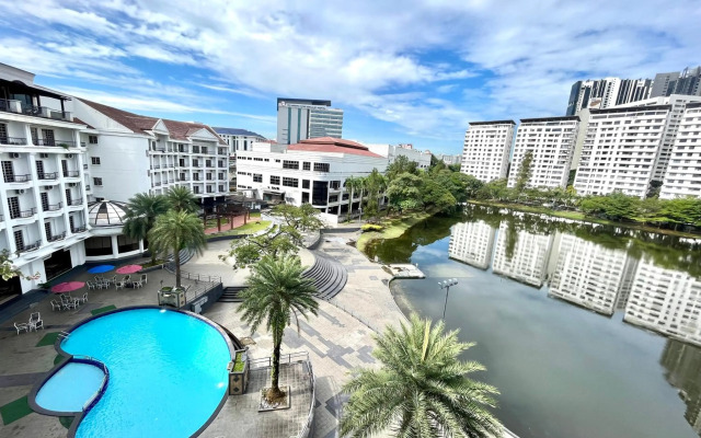 Flamingo Hotel by The Lake