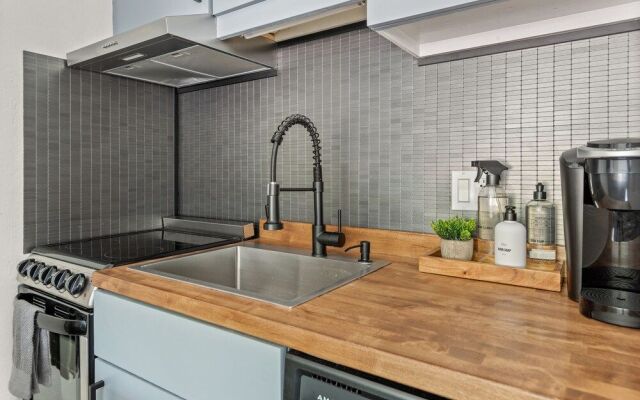 HOLT - Billionaire Mountain