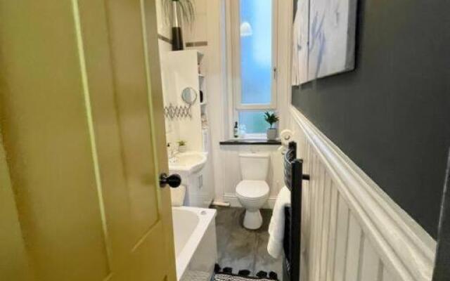 Traditional apt close to city centre & Hampden