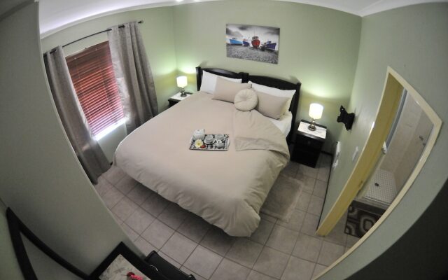 Summer Garden Guest House (Garden Shed)