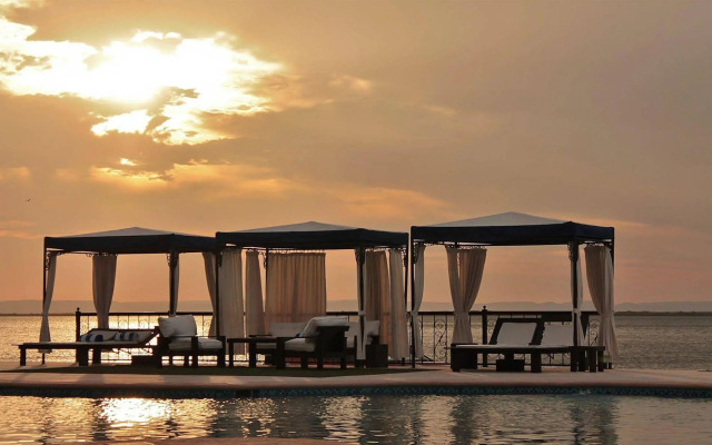 La Posada Hotel & Beach Club