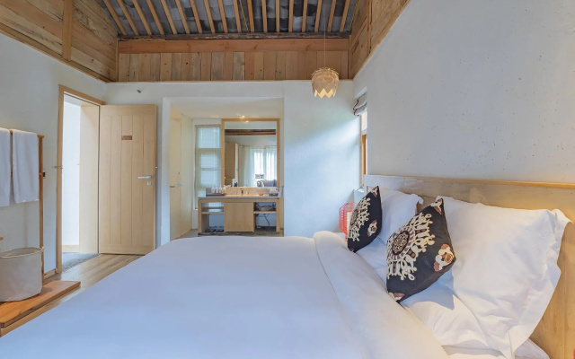 Arro Khampa by Zinc Journey Lijiang