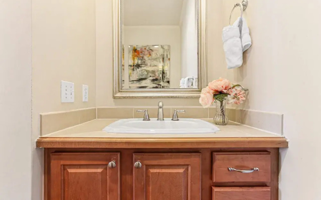 Luxury 4BR With Private Rooftop Deck