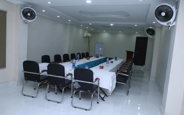 Crown Inn Hotel Multan
