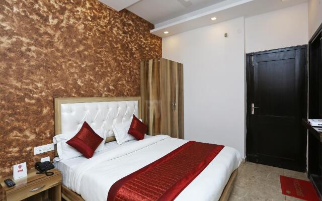 OYO 12673 The Diplomat Inn