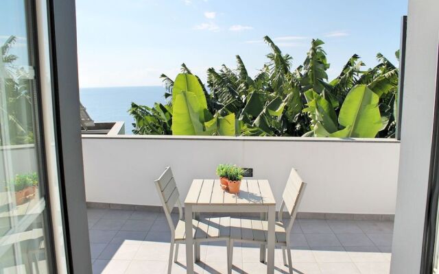 Grayci s House by Our Madeira