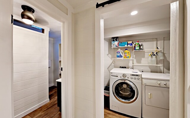 The Purple House - Four Bedroom Home