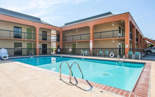 Econo Lodge Inn & Suites