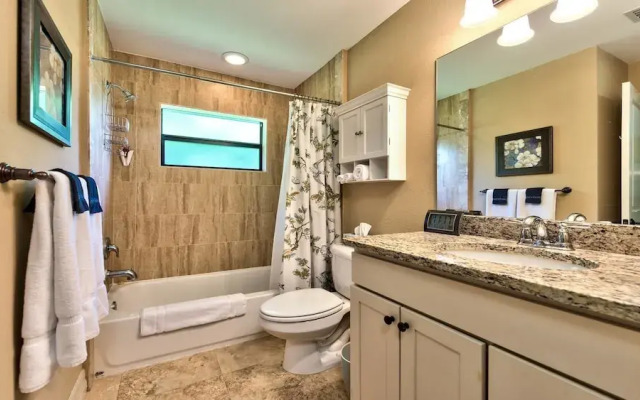 Le Monaco - Romantic 1 BR Condo Steps from 5th Ave S. Chic Coastal Retreat with King Bed and Beach Access. Perfect Location for Couples Near Dining, Shopping, and Naples Beach
