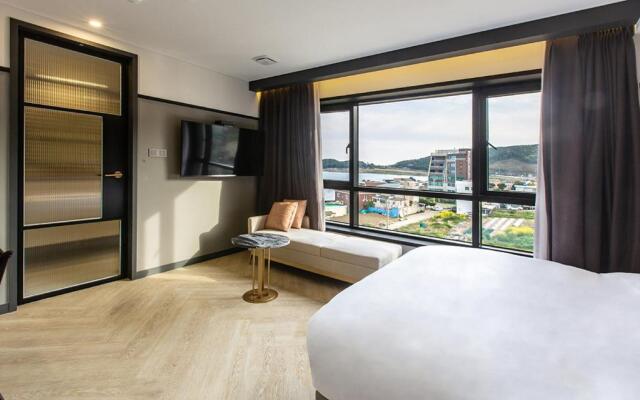 Brown Dot Gijang Yeonhwari